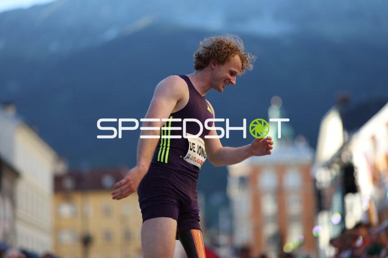 Joel de Jong beim Weitsprung in der Altstadt Innsbruck