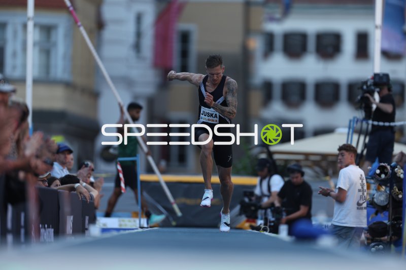 Radek Juška beim Weitsprung in der Altstadt Innsbruck