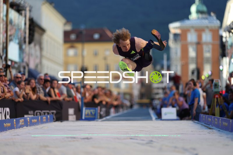 Weitspringer beim Abflug in der Altstadt Innsbruck