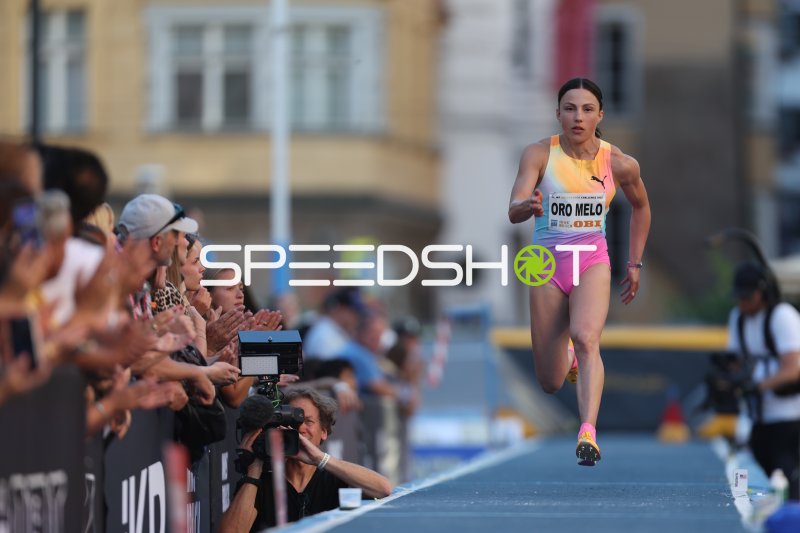 Leticia Oro Melo beim Weitsprung-Anlauf in Innsbruck