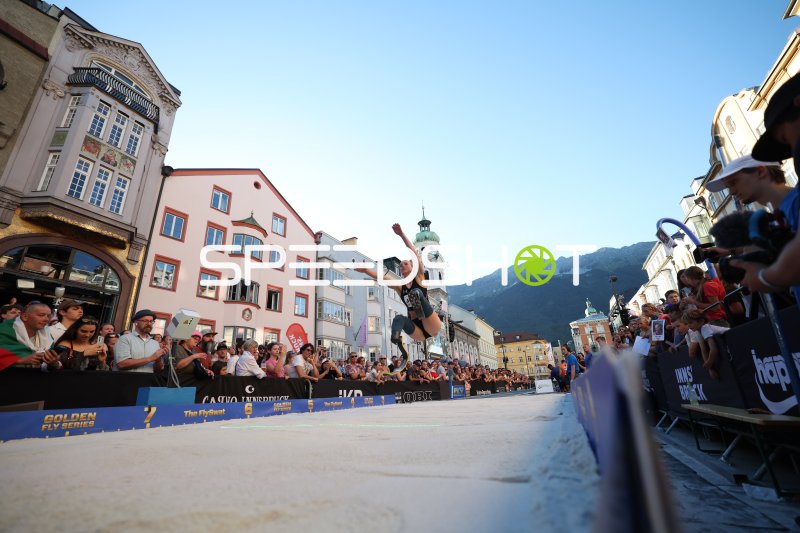 Weitsprung-Athletin beim Golden Fly Series Event in der Altstadt Innsbruck