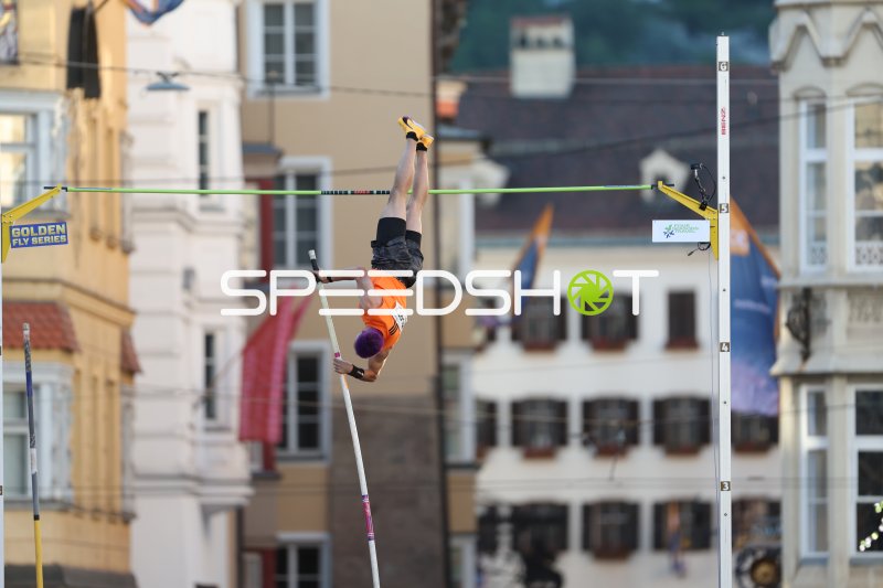 Stabhochsprung bei der Golden Fly Series in der Altstadt Innsbruck