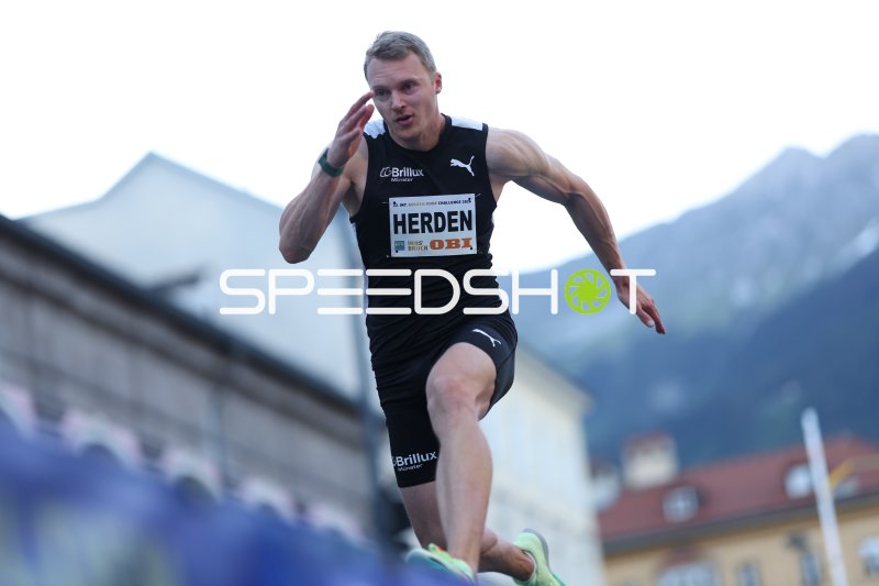 Herden Luka beim Weitsprung-Anlauf in Innsbruck