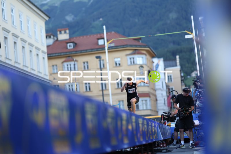 Herden Luka (#529) beim Weitsprung in der Altstadt Innsbruck