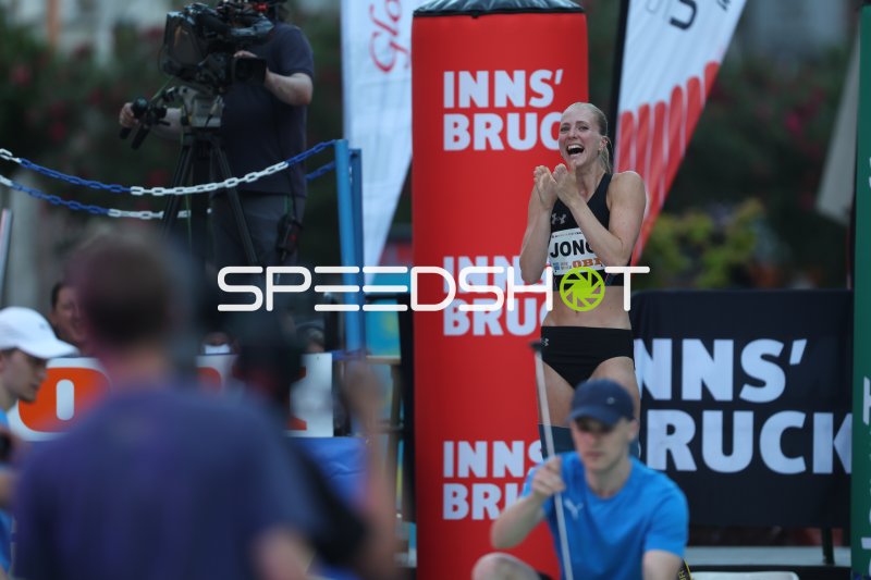 Fleur Jong jubelt beim Weitsprung in Innsbruck