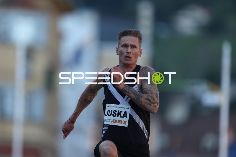Radek Juška beim Weitsprung-Anlauf bei der Golden Roof Challenge Innsbruck