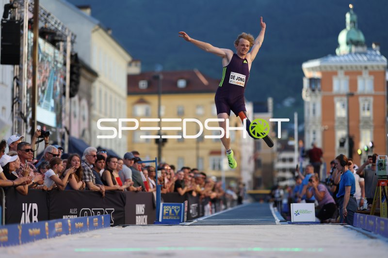 Joel de Jong beim Weitsprung in der Altstadt Innsbruck