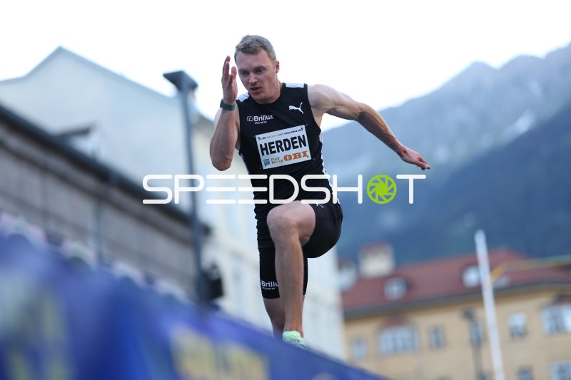 Herden Luka beim Weitsprung in der Altstadt Innsbruck