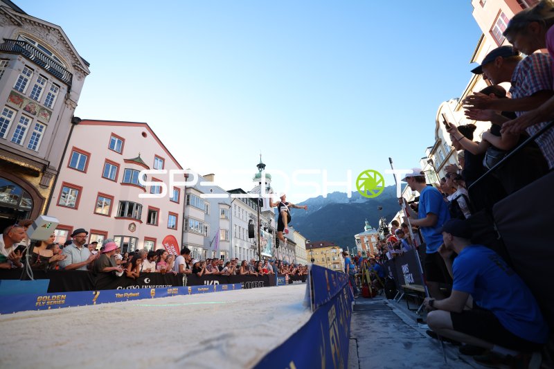Weitsprung in der Altstadt Innsbruck – Golden Fly Series