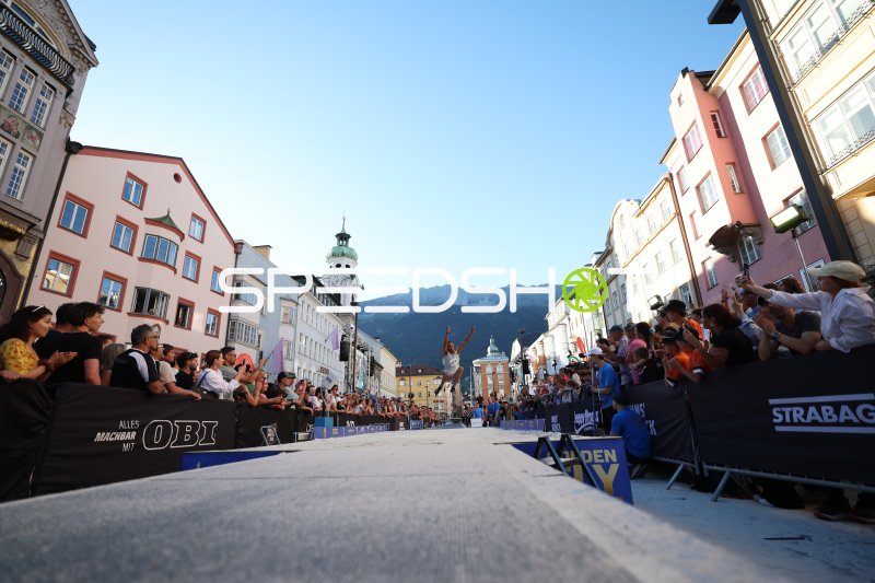 Weitsprung-Athletin in der Luft bei Stadtleichtathletik in Innsbruck