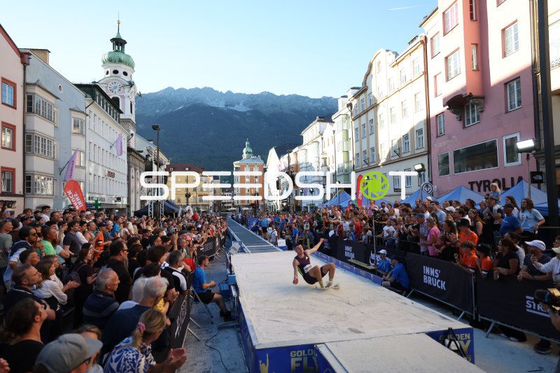 Weitsprung in der Altstadt Innsbruck beim Golden Fly Event