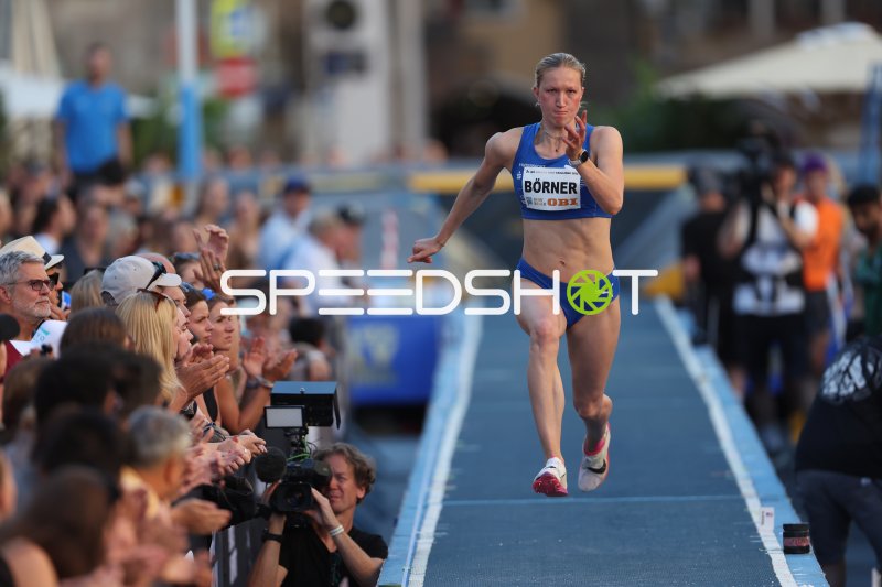 Helena Börner beim Weitsprung-Anlauf in Innsbruck