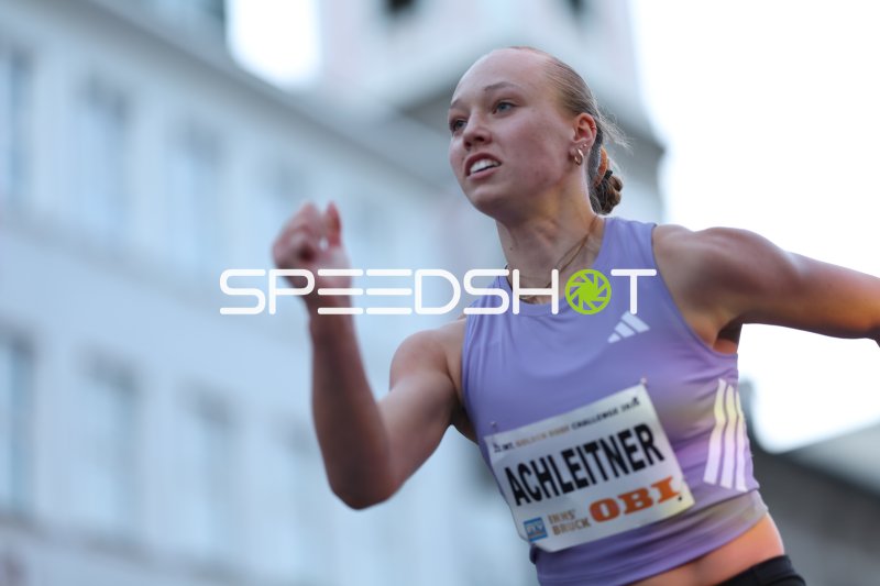 Deborah Achleitner beim Weitsprung in der Altstadt Innsbruck