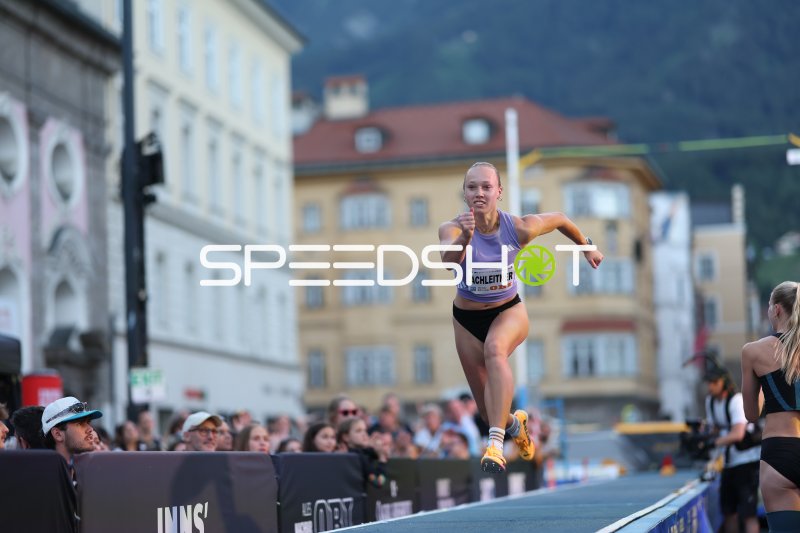 Deborah Achleitner beim Weitsprung in der Altstadt Innsbruck
