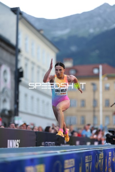 Leticia Oro Melo beim Weitsprung in der Altstadt Innsbruck