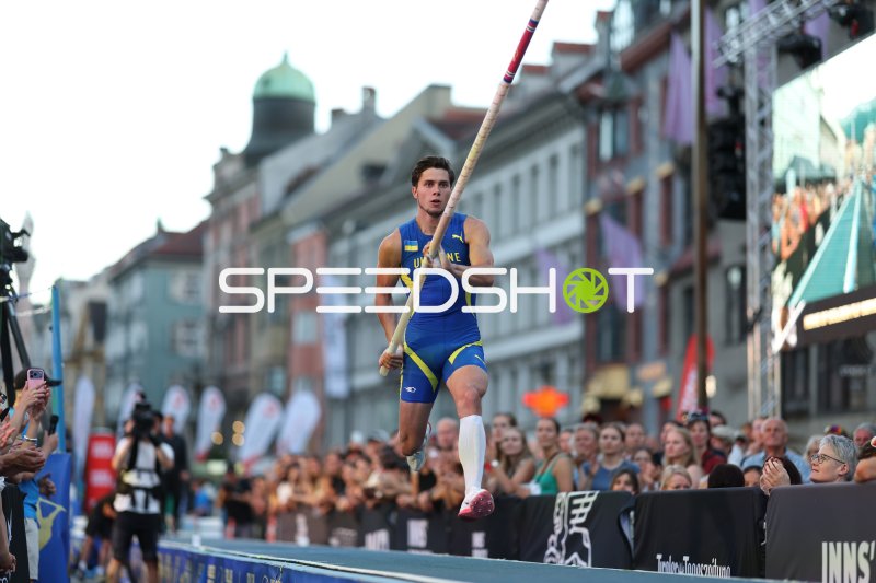 Ukrainischer Stabhochspringer beim Anlauf in der Altstadt Innsbruck