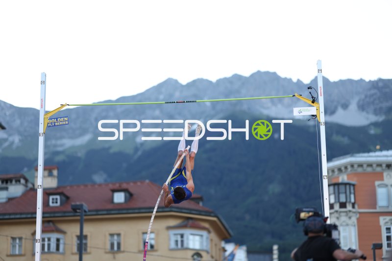 Stabhochsprung-Athlet beim Überfliegen der Latte in Innsbruck