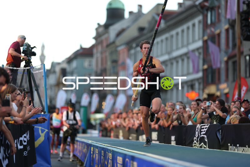 Olen Tray Oates beim Stabhochsprung-Anlauf in der Altstadt Innsbruck