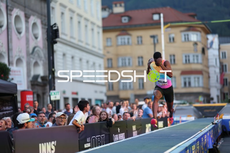 Aniel Molina beim Weitsprung in der Altstadt Innsbruck