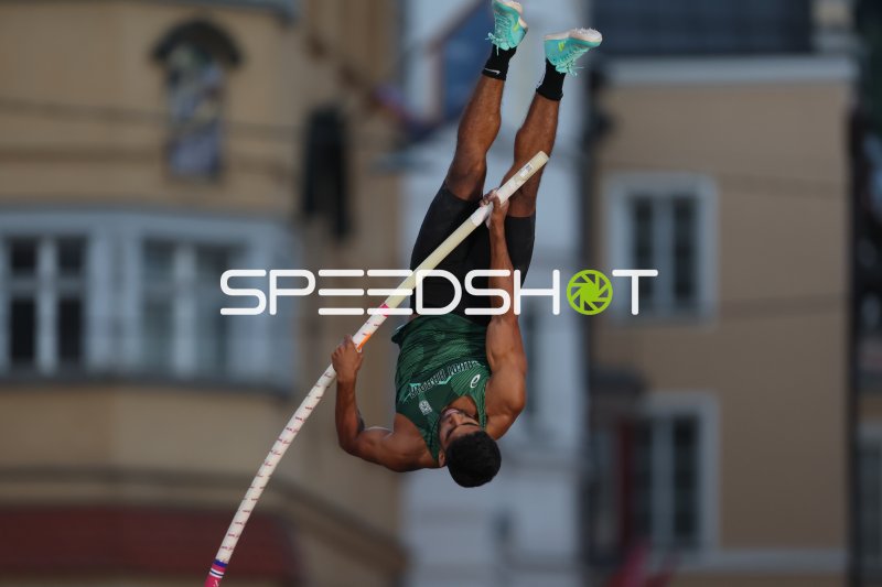 Stabhochsprung in der Altstadt Innsbruck – Athlet im Sprung