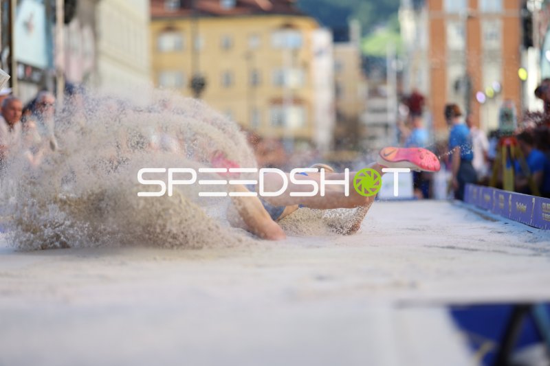 Weitsprung-Athletin landet im Sand beim Wettkampf in Innsbruck