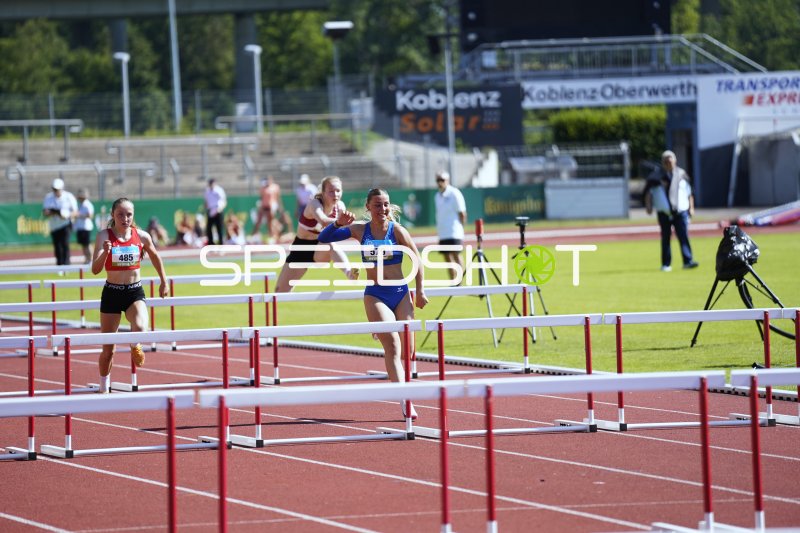 Maike Knebel (#579) und Laura Dirnecker (#485) im Hürdenlauf in Koblenz