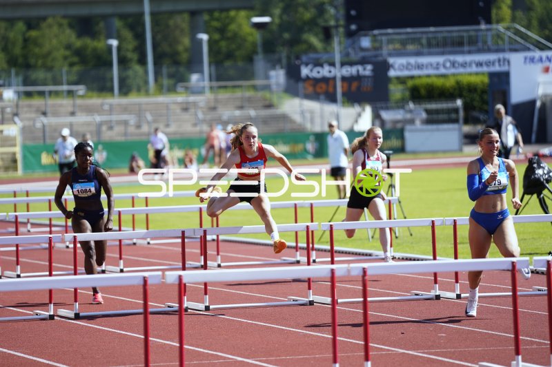 Laura Dirnecker (#485) und Maike Knebel (#853) beim 400m-Hürdenrennen in Koblenz
