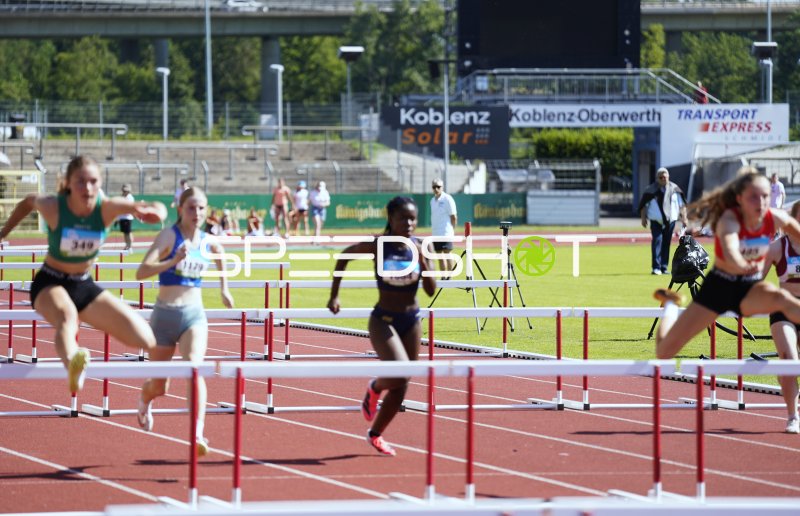 Jeanne Dilzer (#1084) und weitere Athletinnen bei den 400m-Hürden in Koblenz