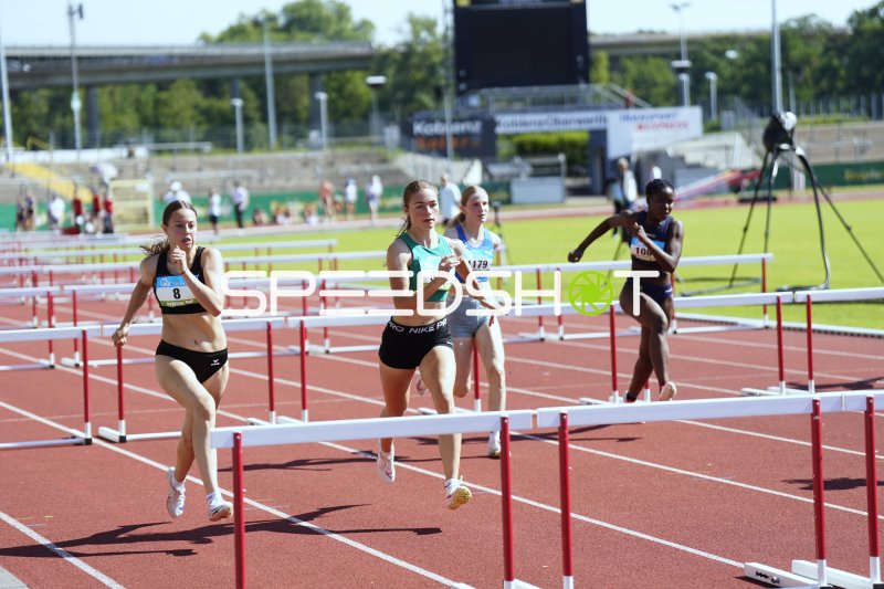 Olivia Nord (#8) und Jeanne Dilzer beim 100m-Hürdenlauf in Koblenz