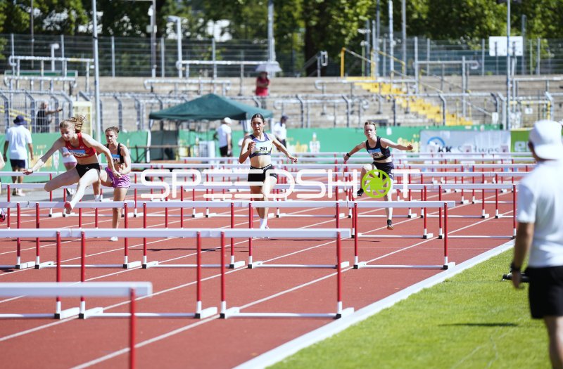 Carolina Hammer (#291) und Sophie Arndt (#385) im 100m-Hürdenlauf in Koblenz