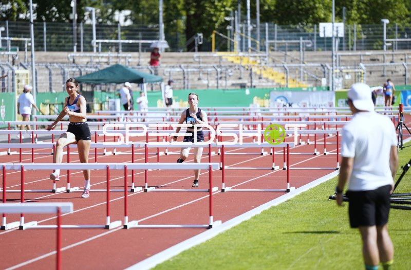 Carolina Hammer und Sophie Arndt (#385) im Hürdensprint in Koblenz