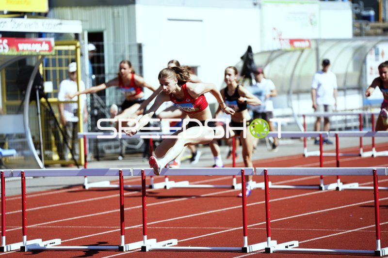 Lina Schmidt beim Hürdenlauf im Stadion Oberwerth Koblenz