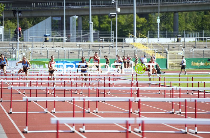 Emma Neumann (#365) beim 100m-Hürdenlauf im Stadion Oberwerth Koblenz