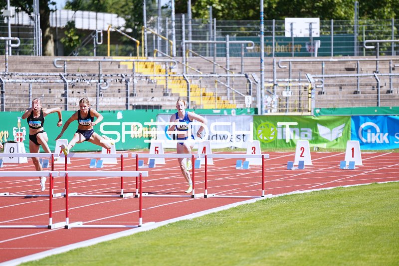 Sara Kurz (#386) und weitere Athletinnen bei den 400m-Hürden in Koblenz