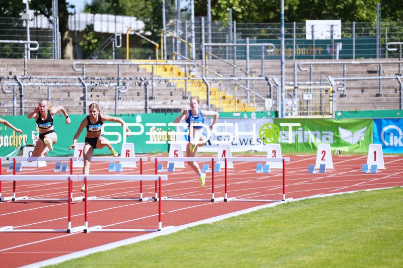 Sara Kurz (#386) und weitere Athletinnen im 400m-Hürdenlauf in Koblenz