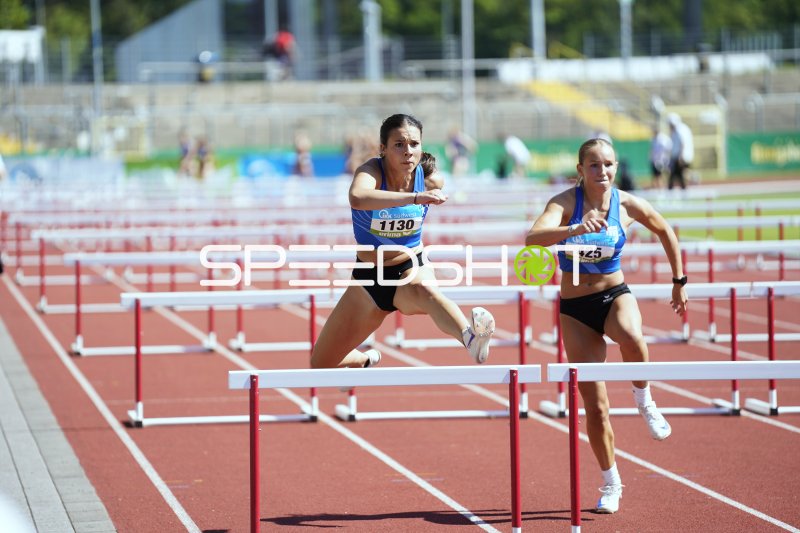Anna Kaul (#1130) und Constanze Koller (#425) im 100m-Hürdenlauf in Koblenz
