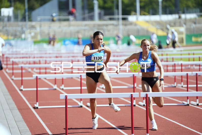 Anna Kaul (#1130) und Constanze Koller (#425) im 100m-Hürdenlauf in Koblenz
