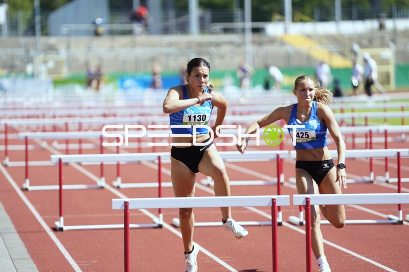 Anna Kaul (#1130) und Constanze Koller (#425) im 100m-Hürdenlauf in Koblenz