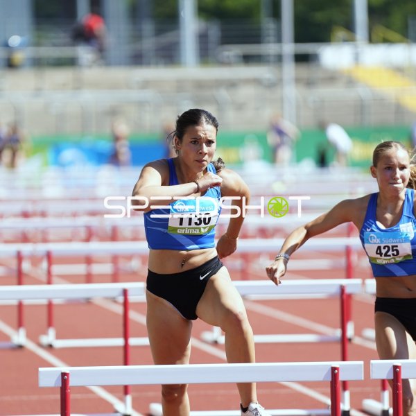 Anna Kaul (#1130) und Constanze Koller (#425) im 100m-Hürdenlauf in Koblenz