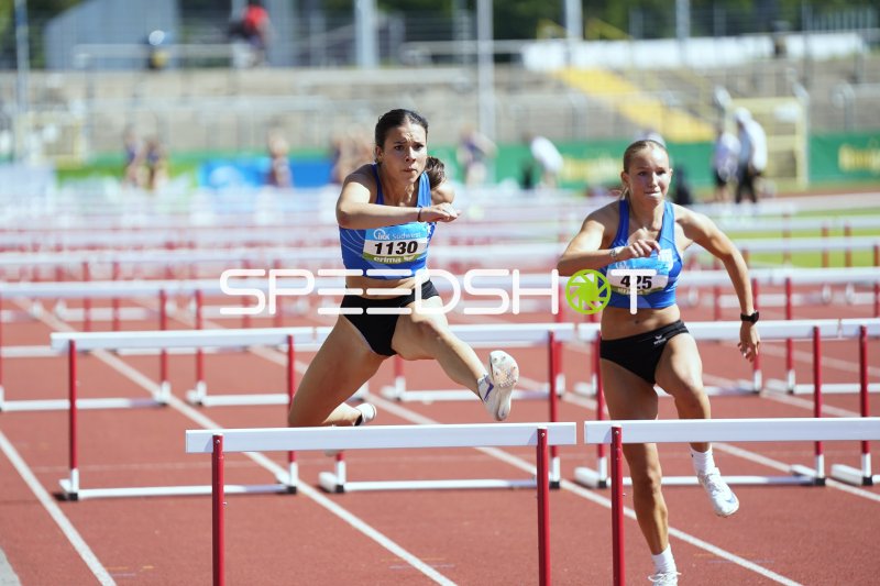 Anna Kaul (#1130) und Constanze Koller (#425) im 100m-Hürdenlauf in Koblenz