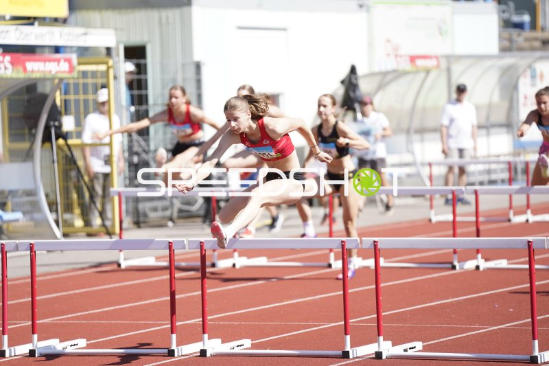 Lina Schmidt beim Hürdenlauf im Stadion Oberwerth Koblenz
