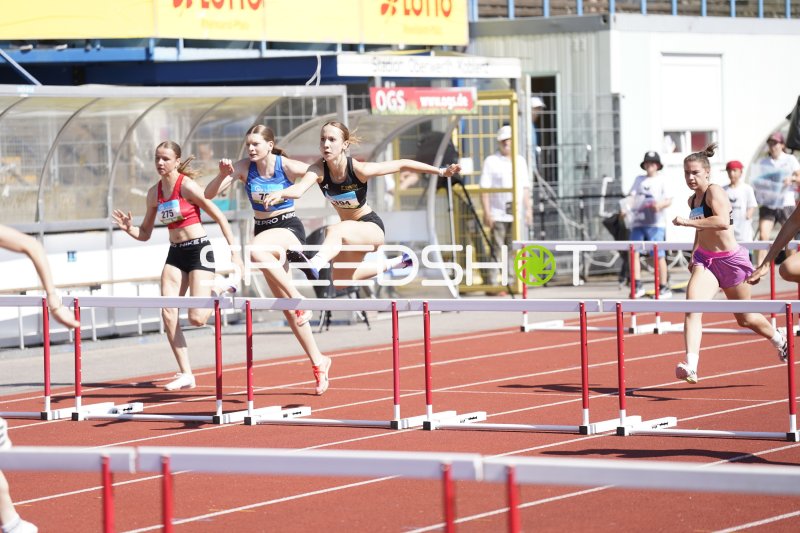 Nina Heumann überfliegt die Hürde beim Hürdenlauf in Koblenz