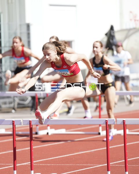 Lina Schmidt beim Hürdenlauf im Stadion Oberwerth Koblenz