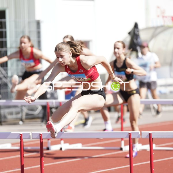 Lina Schmidt beim Hürdenlauf im Stadion Oberwerth Koblenz