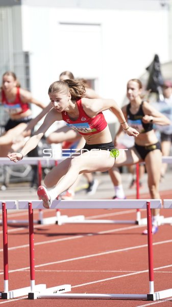 Lina Schmidt beim Hürdenlauf im Stadion Oberwerth Koblenz