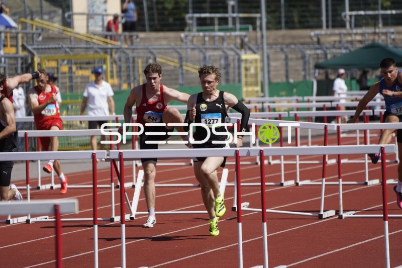 Bruno Betz (1277) und Jonas Unruh im Hürdenlauf in Koblenz