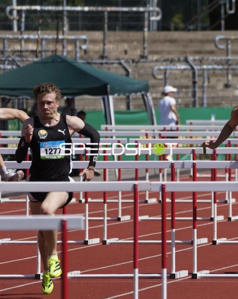 Bruno Betz und Jonas Unruh beim Hürdenlauf im Stadion Oberwerth Koblenz