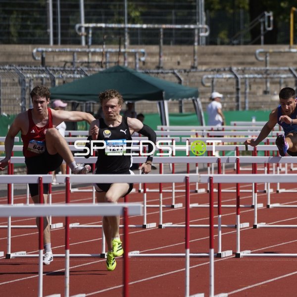 Bruno Betz und Jonas Unruh beim Hürdenlauf im Stadion Oberwerth Koblenz