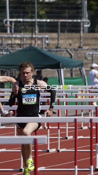 Bruno Betz und Jonas Unruh beim Hürdenlauf im Stadion Oberwerth Koblenz