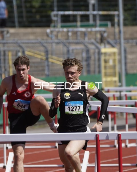 Bruno Betz (1277) und Jonas Unruh im Hürdenlauf in Koblenz
